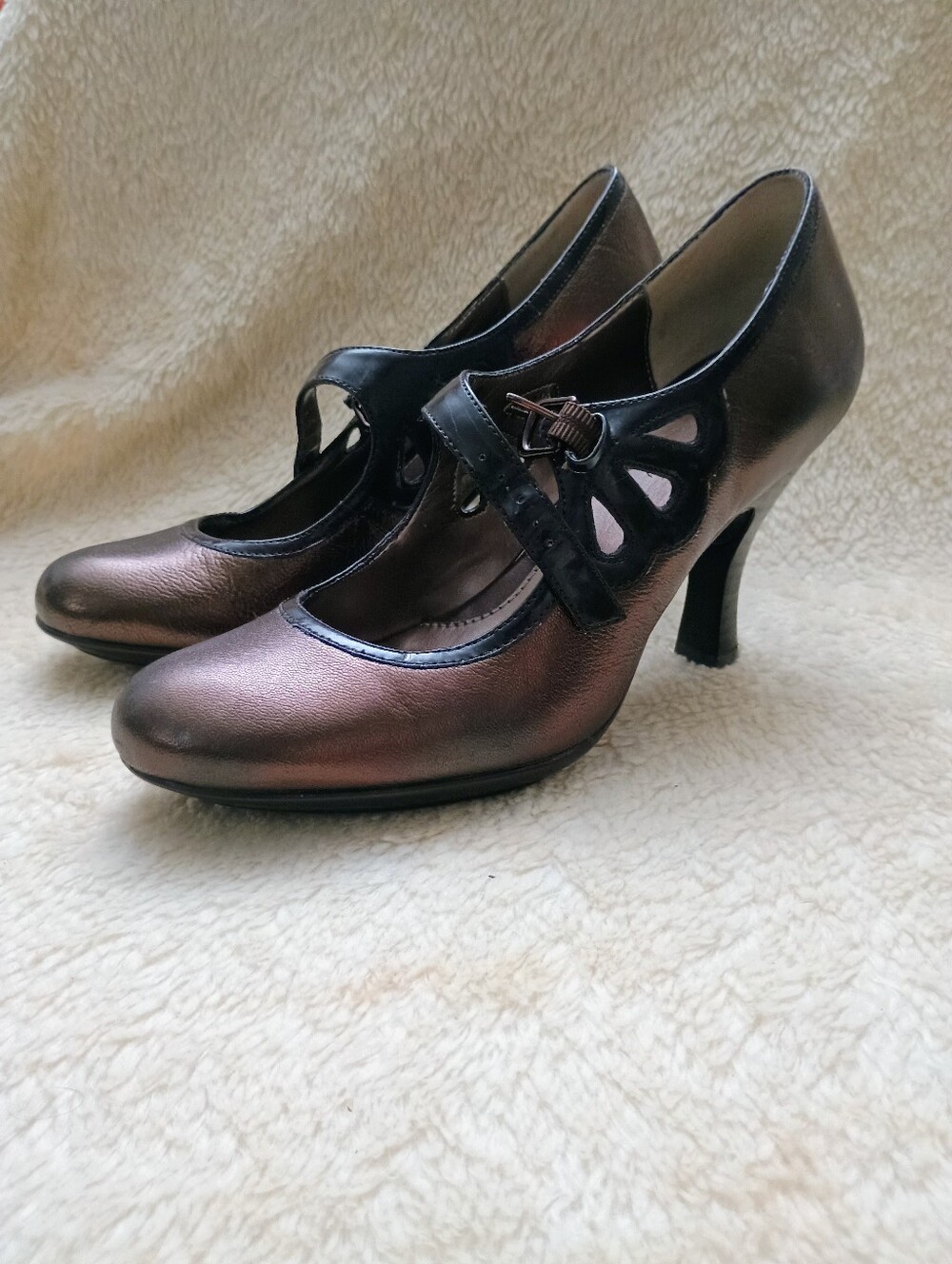 Sofft Vivia Bronze Metallic Leather Laser Cut Mary Jane Pumps Heels 8.5M